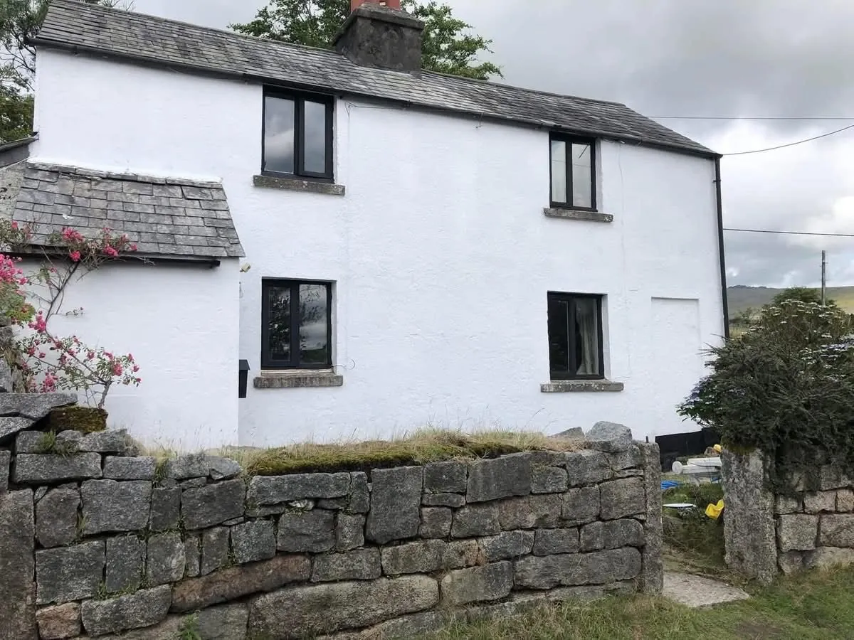 Render repair and exterior repaint of a cottage in Bodmin